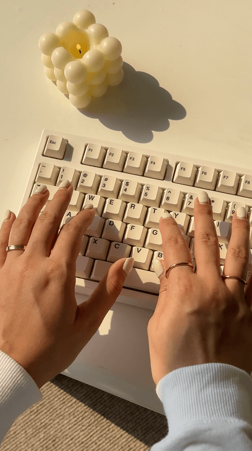 30 Daily Prompts for Journaling about Money Goals and Financial Freedom